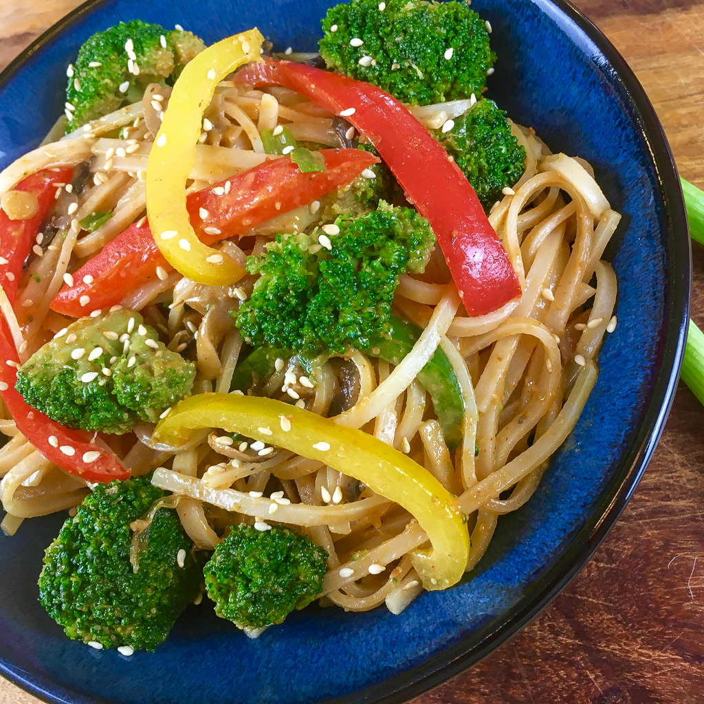 gluten-free-spicy-peanut-rice-noodles-with-broccoli-and-peppers-your